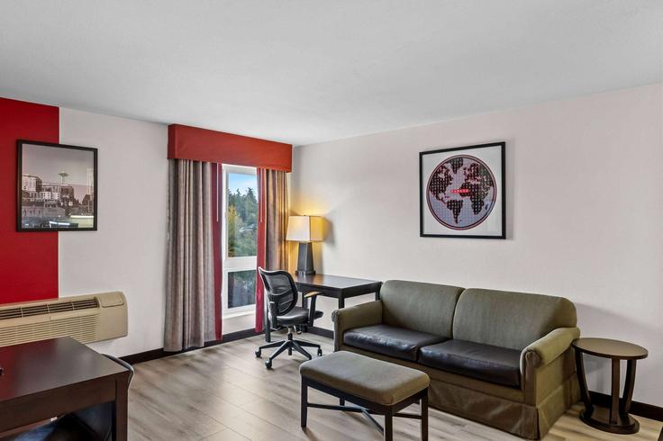 SeaTac, SeaTac에 위치한 Building International Boulevard - wyndham - 1650441 유닛의 세련된 인테리어가 돋보이는 거실 SeaTac, SeaTac에 위치한 Building International Boulevard - wyndham - 1650441 유닛의 세련된 인테리어가 돋보이는 거실