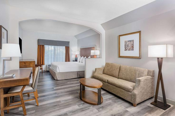 Building Real Road - wyndham - 1650147 adresindeki bir dairede modern mobilyalarla zarif bir şekilde tasarlanmış oturma odası Bakersfield, Bakersfield Building Real Road - wyndham - 1650147 adresindeki bir dairede modern mobilyalarla zarif bir şekilde tasarlanmış oturma odası Bakersfield, Bakersfield