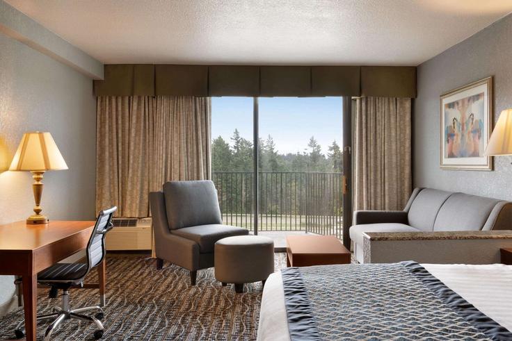 Bremerton, Bremerton에 위치한 Building Kitsap Way - wyndham - 1664393 유닛의 세련된 인테리어가 돋보이는 거실
