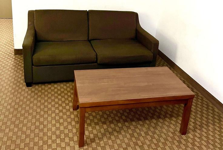 Sala de estar elegantemente projetada com móveis modernos em um apartamento no Building Smith Street - wyndham - 1692594 em Hinton, Hinton Sala de estar elegantemente projetada com móveis modernos em um apartamento no Building Smith Street - wyndham - 1692594 em Hinton, Hinton