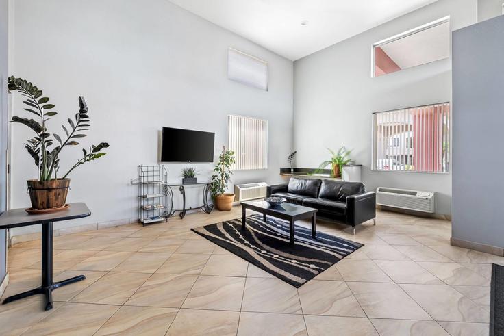 Elegant gestaltetes Wohnzimmer mit moderner Einrichtung in einer Wohnung im Building North Cracker Barrel Road - wyndham - 1672419 in Marana, Marana Elegant gestaltetes Wohnzimmer mit moderner Einrichtung in einer Wohnung im Building North Cracker Barrel Road - wyndham - 1672419 in Marana, Marana