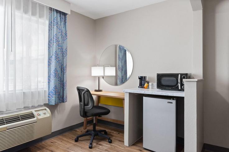 Phoenix, Phoenix에 위치한 Building North 50th Avenue - wyndham - 1672672 유닛의 세련된 인테리어가 돋보이는 거실 Phoenix, Phoenix에 위치한 Building North 50th Avenue - wyndham - 1672672 유닛의 세련된 인테리어가 돋보이는 거실