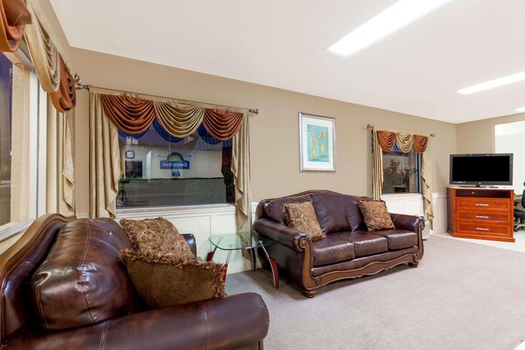 Elegant gestaltetes Wohnzimmer mit moderner Einrichtung in einer Wohnung im Building Burnette Drive - wyndham - 1652302 in Columbia, Columbia Elegant gestaltetes Wohnzimmer mit moderner Einrichtung in einer Wohnung im Building Burnette Drive - wyndham - 1652302 in Columbia, Columbia