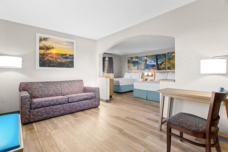Salle de séjour élégante avec mobilier moderne dans un appartement à Building Castleton Way - wyndham - 1652109 à Castle Rock, Castle Rock