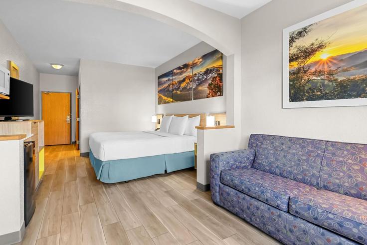 Salle de séjour élégante avec mobilier moderne dans un appartement à Building Castleton Way - wyndham - 1652071 à Castle Rock, Castle Rock