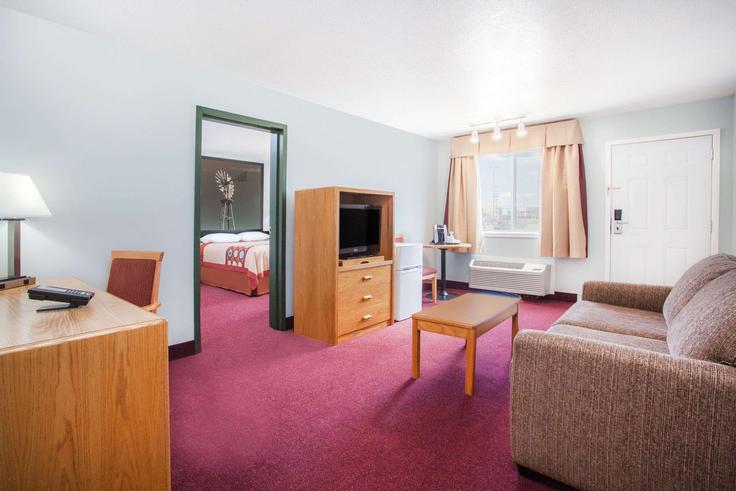 Kindersley KindersleyのBuilding 12 Avenue East - wyndham - 1671074のアパートメントにある、モダンな家具を備えたエレガントなデザインのリビングルーム