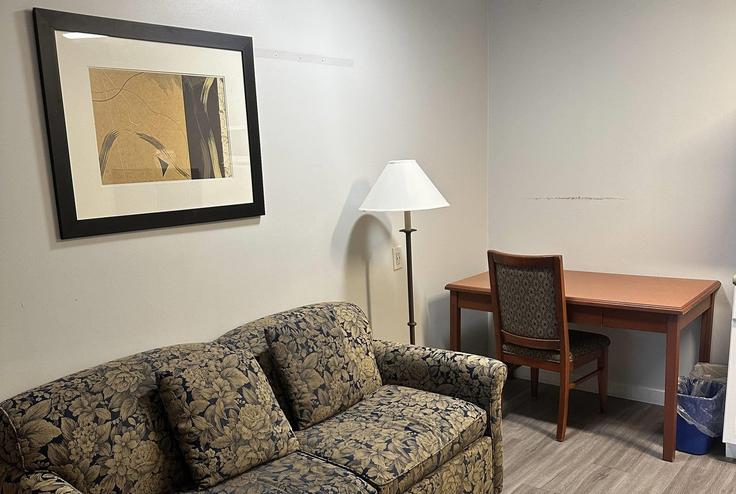 Elegant gestaltetes Wohnzimmer mit moderner Einrichtung in einer Wohnung im Building Fraser Highway - wyndham - 1652073 in Langley Township, Langley Township Elegant gestaltetes Wohnzimmer mit moderner Einrichtung in einer Wohnung im Building Fraser Highway - wyndham - 1652073 in Langley Township, Langley Township