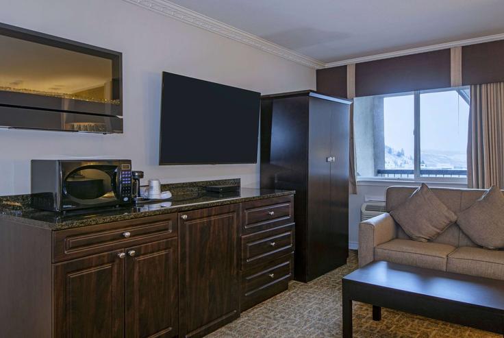 Elegantly designed living room with modern furnishings in an apartment at Building Rogers Way - wyndham - 1656898 in Kamloops, Kamloops Elegantly designed living room with modern furnishings in an apartment at Building Rogers Way - wyndham - 1656898 in Kamloops, Kamloops