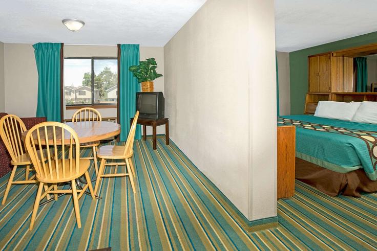 Sala de estar elegantemente projetada com móveis modernos em um apartamento no Building East 36th Avenue - wyndham - 1676609 em Denver, Denver