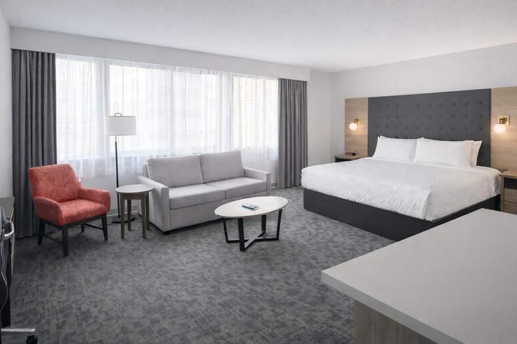 Elegant gestaltetes Wohnzimmer mit moderner Einrichtung in einer Wohnung im Building Victoria Avenue - wyndham - 1652931 in Regina, Regina Elegant gestaltetes Wohnzimmer mit moderner Einrichtung in einer Wohnung im Building Victoria Avenue - wyndham - 1652931 in Regina, Regina