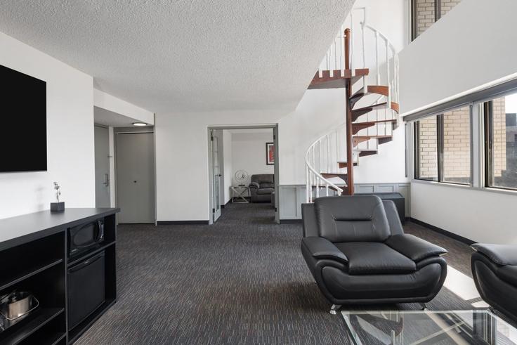 Building Victoria Avenue - wyndham - 1652833 adresindeki bir dairede modern mobilyalarla zarif bir şekilde tasarlanmış oturma odası Regina, Regina