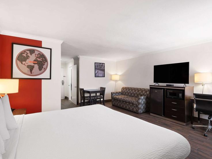 Building Poway Road - wyndham - 1649993 adresindeki bir dairede modern mobilyalarla zarif bir şekilde tasarlanmış oturma odası Poway, Poway Building Poway Road - wyndham - 1649993 adresindeki bir dairede modern mobilyalarla zarif bir şekilde tasarlanmış oturma odası Poway, Poway