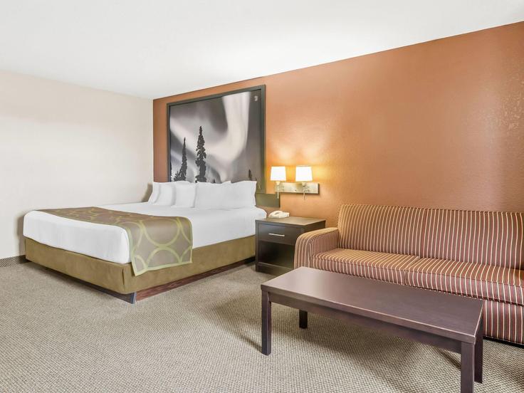 Salle de séjour élégante avec mobilier moderne dans un appartement à Building 9th Street West - wyndham - 1681393 à Meadow Lake, Meadow Lake