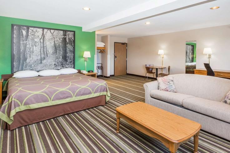 Elegante sala de estar con mobiliario moderno en un apartamento en Building Singing Hills Boulevard - wyndham - 1677444 en Sioux City, Sioux City Elegante sala de estar con mobiliario moderno en un apartamento en Building Singing Hills Boulevard - wyndham - 1677444 en Sioux City, Sioux City