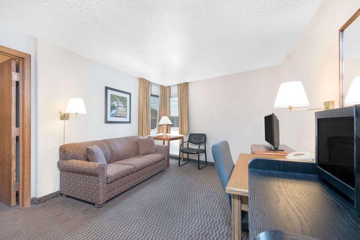 Elegant gestaltetes Wohnzimmer mit moderner Einrichtung in einer Wohnung im Building Gill Avenue - wyndham - 1653602 in Rapid City, Rapid City