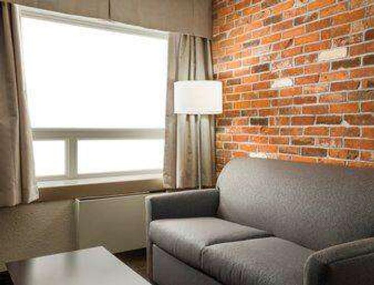 Sala de estar elegantemente projetada com móveis modernos em um apartamento no Building Algonquin Boulevard East - wyndham - 1681546 em Gold Centre, Timmins Sala de estar elegantemente projetada com móveis modernos em um apartamento no Building Algonquin Boulevard East - wyndham - 1681546 em Gold Centre, Timmins