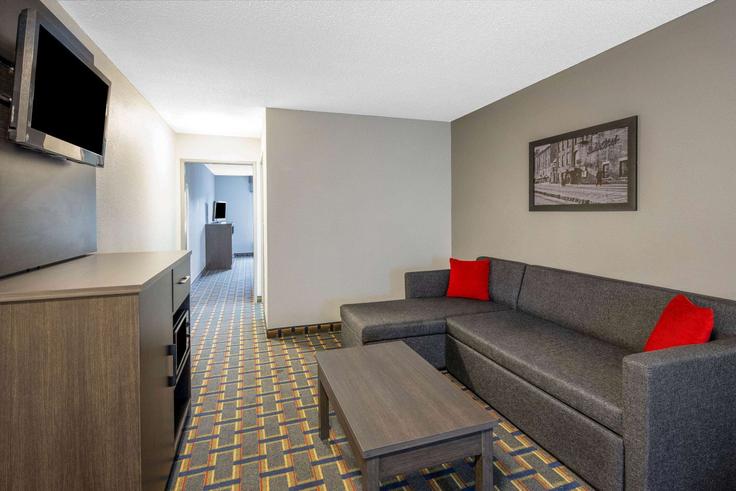 Elegant gestaltetes Wohnzimmer mit moderner Einrichtung in einer Wohnung im Building Continental Boulevard - wyndham - 1678110 in Pooler, Pooler