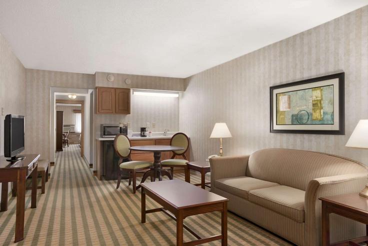 Elegant gestaltetes Wohnzimmer mit moderner Einrichtung in einer Wohnung im Building Davenport Avenue - wyndham - 1649999 in Saginaw, Saginaw