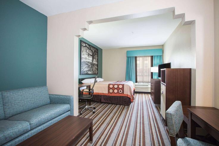 Elegante sala de estar con mobiliario moderno en un apartamento en Building Memorial Boulevard - wyndham - 1694299 en Port Arthur, Port Arthur Elegante sala de estar con mobiliario moderno en un apartamento en Building Memorial Boulevard - wyndham - 1694299 en Port Arthur, Port Arthur
