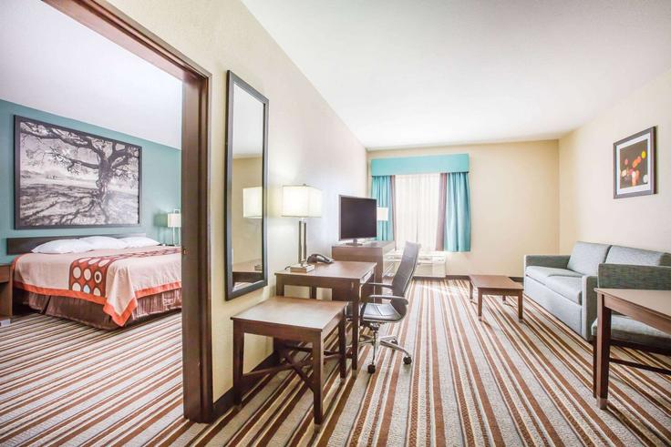Elegante sala de estar con mobiliario moderno en un apartamento en Building Memorial Boulevard - wyndham - 1684864 en Port Arthur, Port Arthur Elegante sala de estar con mobiliario moderno en un apartamento en Building Memorial Boulevard - wyndham - 1684864 en Port Arthur, Port Arthur