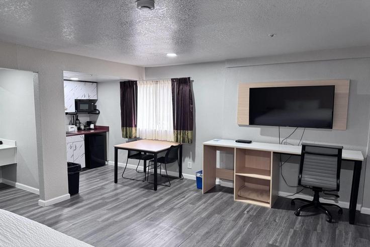 Redding, Redding에 위치한 Building North Market Street - wyndham - 1653401 유닛의 세련된 인테리어가 돋보이는 거실 Redding, Redding에 위치한 Building North Market Street - wyndham - 1653401 유닛의 세련된 인테리어가 돋보이는 거실