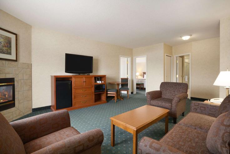 Elegant gestaltetes Wohnzimmer mit moderner Einrichtung in einer Wohnung im Building Ridge Road - wyndham - 1652236 in Strathmore, Strathmore Elegant gestaltetes Wohnzimmer mit moderner Einrichtung in einer Wohnung im Building Ridge Road - wyndham - 1652236 in Strathmore, Strathmore