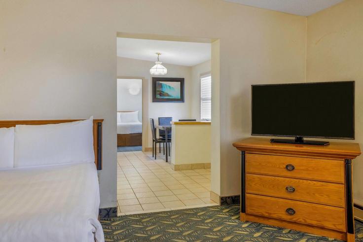Elegant gestaltetes Wohnzimmer mit moderner Einrichtung in einer Wohnung im Building Clifton Hill - wyndham - 1652185 in Allanburg, Niagara Falls