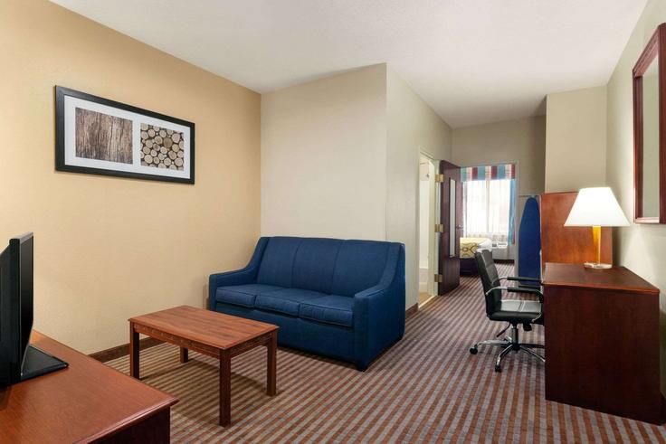 Elegant gestaltetes Wohnzimmer mit moderner Einrichtung in einer Wohnung im Building Commerce Drive - wyndham - 1665662 in Elizabethtown, Elizabethtown Elegant gestaltetes Wohnzimmer mit moderner Einrichtung in einer Wohnung im Building Commerce Drive - wyndham - 1665662 in Elizabethtown, Elizabethtown