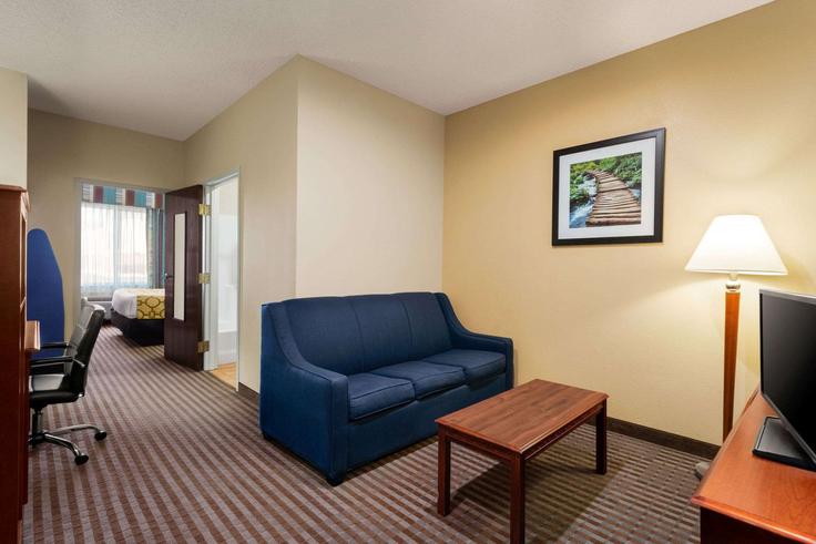 Elegant gestaltetes Wohnzimmer mit moderner Einrichtung in einer Wohnung im Building Commerce Drive - wyndham - 1664795 in Elizabethtown, Elizabethtown Elegant gestaltetes Wohnzimmer mit moderner Einrichtung in einer Wohnung im Building Commerce Drive - wyndham - 1664795 in Elizabethtown, Elizabethtown