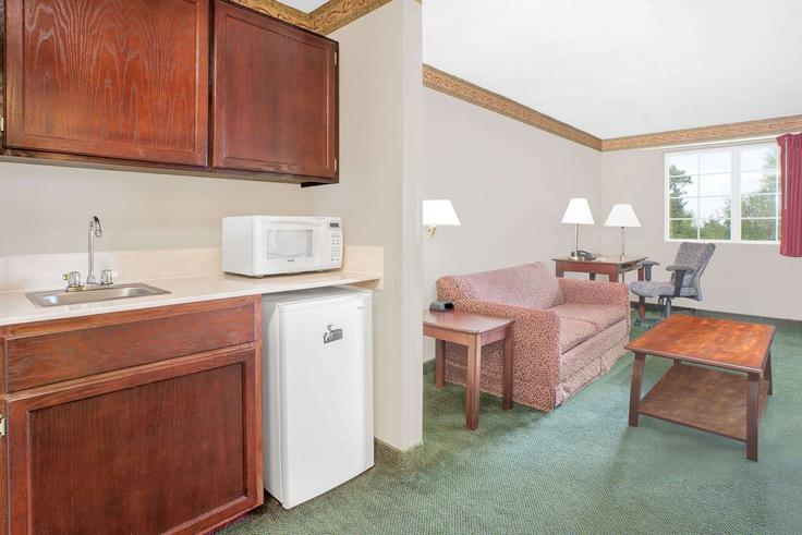 Elegant gestaltetes Wohnzimmer mit moderner Einrichtung in einer Wohnung im Building Highway 62 East - wyndham - 1653729 in Mountain Home, Mountain Home Elegant gestaltetes Wohnzimmer mit moderner Einrichtung in einer Wohnung im Building Highway 62 East - wyndham - 1653729 in Mountain Home, Mountain Home