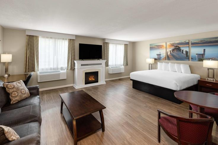 Elegant gestaltetes Wohnzimmer mit moderner Einrichtung in einer Wohnung im Building Highway 62 East - wyndham - 1653666 in Mountain Home, Mountain Home Elegant gestaltetes Wohnzimmer mit moderner Einrichtung in einer Wohnung im Building Highway 62 East - wyndham - 1653666 in Mountain Home, Mountain Home