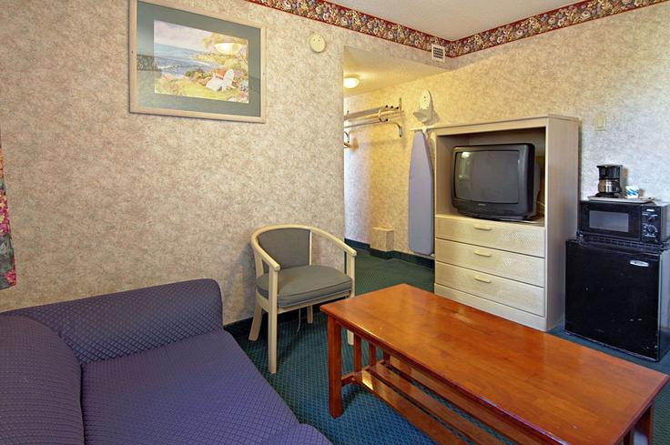 Elegant gestaltetes Wohnzimmer mit moderner Einrichtung in einer Wohnung im Building South Tennessee Avenue - wyndham - 1683822 in Atlantic City, Atlantic City
