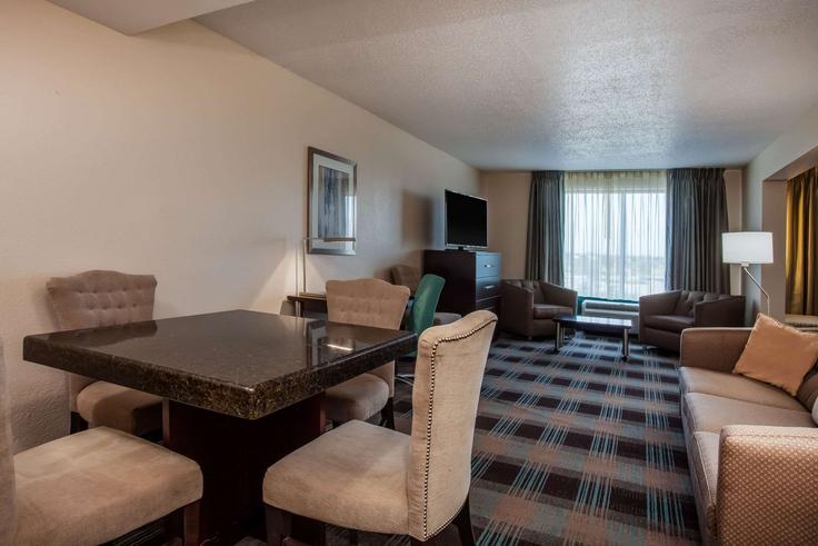 Orlando OrlandoのBuilding South Semoran Boulevard - wyndham - 1665338のアパートメントにある、モダンな家具を備えたエレガントなデザインのリビングルーム Orlando OrlandoのBuilding South Semoran Boulevard - wyndham - 1665338のアパートメントにある、モダンな家具を備えたエレガントなデザインのリビングルーム