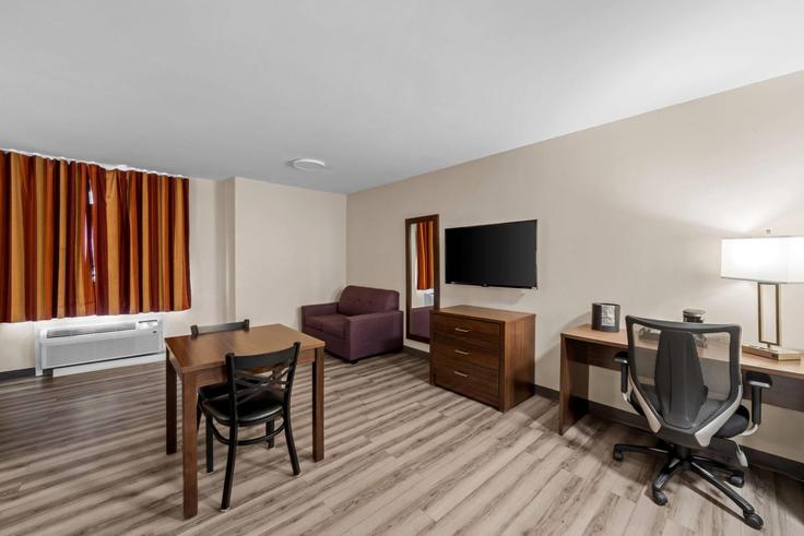 Building Lakeshore Drive - wyndham - 1678719 adresindeki bir dairede modern mobilyalarla zarif bir şekilde tasarlanmış oturma odası North Bay, North Bay