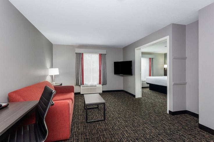 Sellersburg SellersburgのBuilding Triangle Drive - wyndham - 1650746のアパートメントにある、モダンな家具を備えたエレガントなデザインのリビングルーム