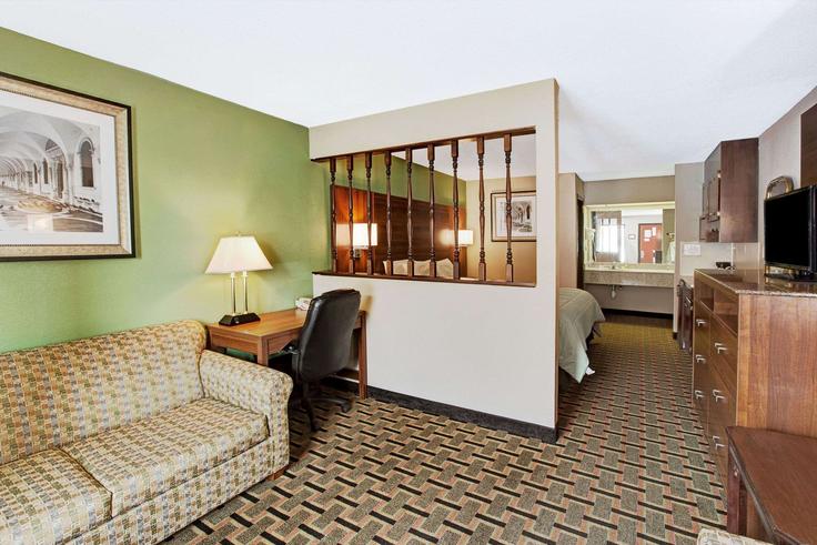 Elegante sala de estar con mobiliario moderno en un apartamento en Building Fairgrove Church Road Southeast - wyndham - 1654446 en Hickory, Hickory Elegante sala de estar con mobiliario moderno en un apartamento en Building Fairgrove Church Road Southeast - wyndham - 1654446 en Hickory, Hickory