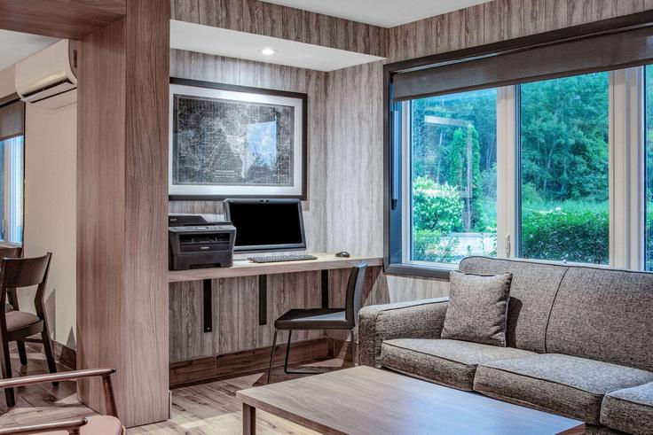 Elegant gestaltetes Wohnzimmer mit moderner Einrichtung in einer Wohnung im Building Brookdale Avenue - wyndham - 1680088 in Cornwall, Cornwall Elegant gestaltetes Wohnzimmer mit moderner Einrichtung in einer Wohnung im Building Brookdale Avenue - wyndham - 1680088 in Cornwall, Cornwall
