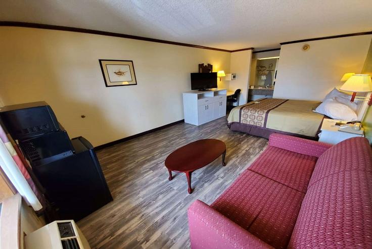 Building U.S. 60 - wyndham - 1653631 adresindeki bir dairede modern mobilyalarla zarif bir şekilde tasarlanmış oturma odası Monett, Monett