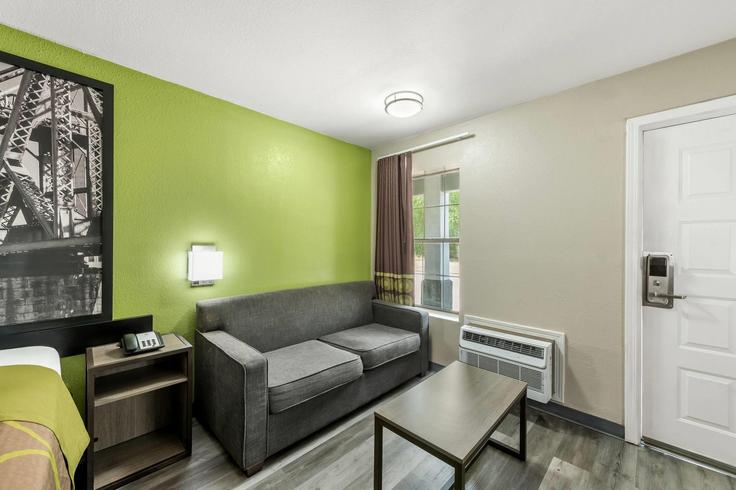 Salle de séjour élégante avec mobilier moderne dans un appartement à Building Knolin Drive - wyndham - 1680436 à Bossier City, Bossier City