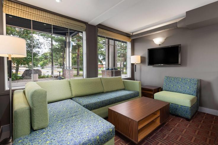 Elegant gestaltetes Wohnzimmer mit moderner Einrichtung in einer Wohnung im Building Great Northern Road - wyndham - 1679301 in Sault Ste. Marie, Sault Ste. Marie Elegant gestaltetes Wohnzimmer mit moderner Einrichtung in einer Wohnung im Building Great Northern Road - wyndham - 1679301 in Sault Ste. Marie, Sault Ste. Marie