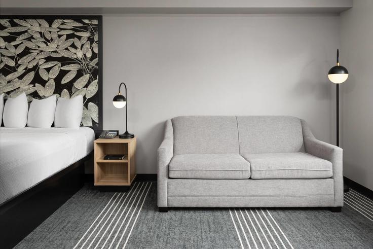 Elegant gestaltetes Wohnzimmer mit moderner Einrichtung in einer Wohnung im Building Great Northern Road - wyndham - 1683305 in Sault Ste. Marie, Sault Ste. Marie Elegant gestaltetes Wohnzimmer mit moderner Einrichtung in einer Wohnung im Building Great Northern Road - wyndham - 1683305 in Sault Ste. Marie, Sault Ste. Marie