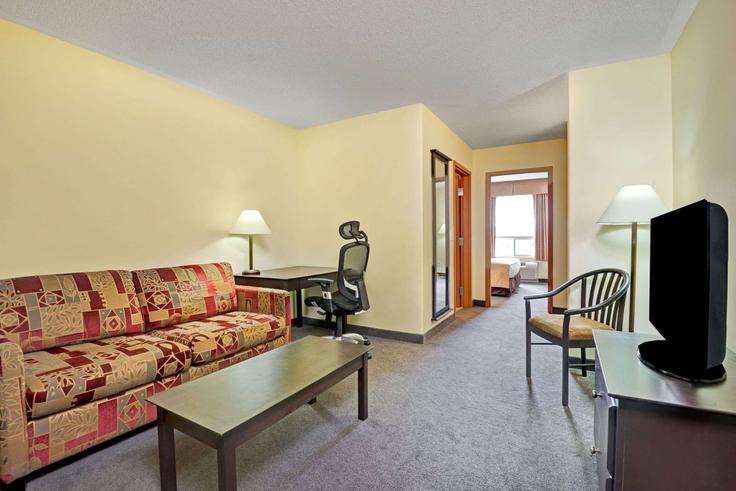 Elegant gestaltetes Wohnzimmer mit moderner Einrichtung in einer Wohnung im Building Bryne Drive - wyndham - 1671635 in Barrie, Barrie Elegant gestaltetes Wohnzimmer mit moderner Einrichtung in einer Wohnung im Building Bryne Drive - wyndham - 1671635 in Barrie, Barrie
