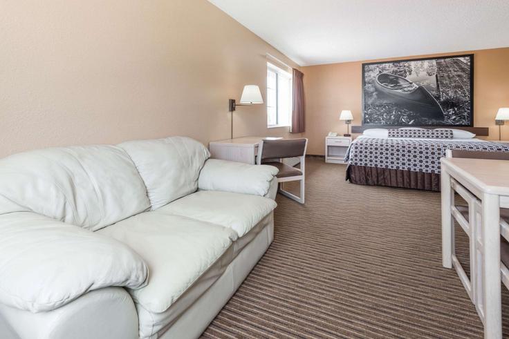 Elegante sala de estar con mobiliario moderno en un apartamento en Building Maple Drive - wyndham - 1684441 en Fort Dodge, Fort Dodge