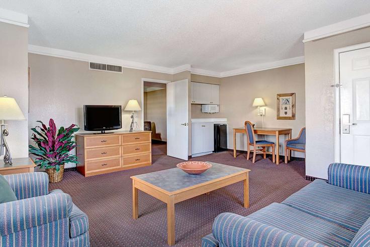 Salle de séjour élégante avec mobilier moderne dans un appartement à Building North Freeway Road - wyndham - 1678903 à Tucson, Tucson Salle de séjour élégante avec mobilier moderne dans un appartement à Building North Freeway Road - wyndham - 1678903 à Tucson, Tucson
