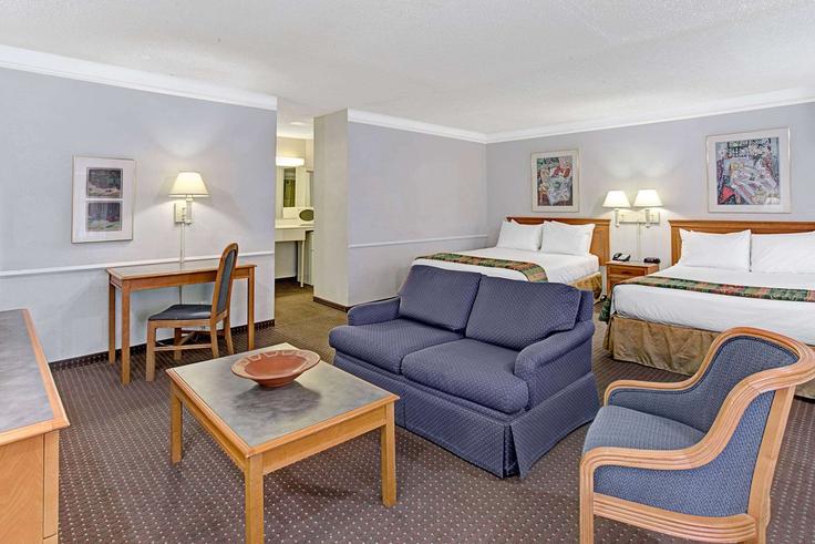 Salle de séjour élégante avec mobilier moderne dans un appartement à Building North Freeway Road - wyndham - 1678845 à Tucson, Tucson Salle de séjour élégante avec mobilier moderne dans un appartement à Building North Freeway Road - wyndham - 1678845 à Tucson, Tucson