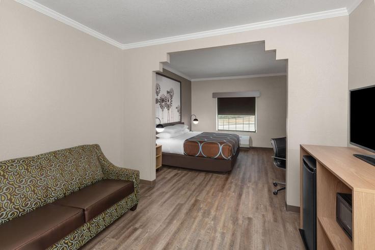 San Antonio, San Antonio에 위치한 Building Hot Wells Boulevard - wyndham - 1683734 유닛의 세련된 인테리어가 돋보이는 거실 San Antonio, San Antonio에 위치한 Building Hot Wells Boulevard - wyndham - 1683734 유닛의 세련된 인테리어가 돋보이는 거실