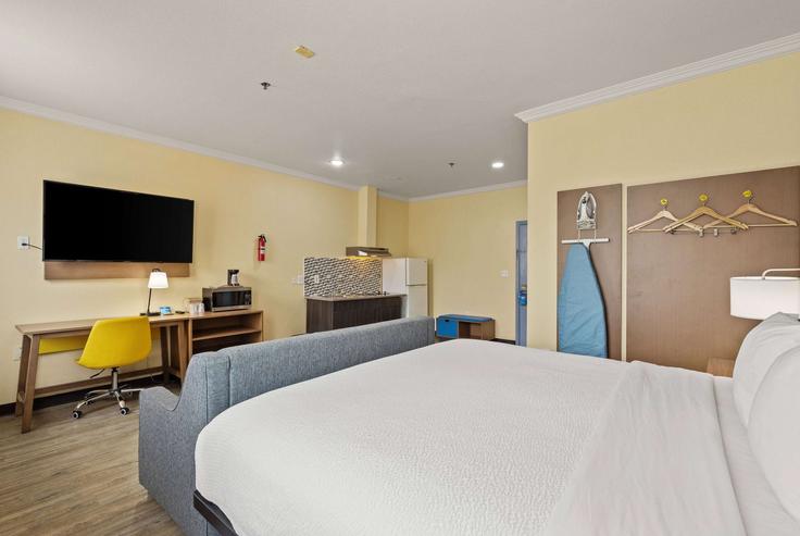 Sala de estar elegantemente projetada com móveis modernos em um apartamento no Building Pin Oak Terrace - wyndham - 1656402 em Fort Worth, Fort Worth Sala de estar elegantemente projetada com móveis modernos em um apartamento no Building Pin Oak Terrace - wyndham - 1656402 em Fort Worth, Fort Worth