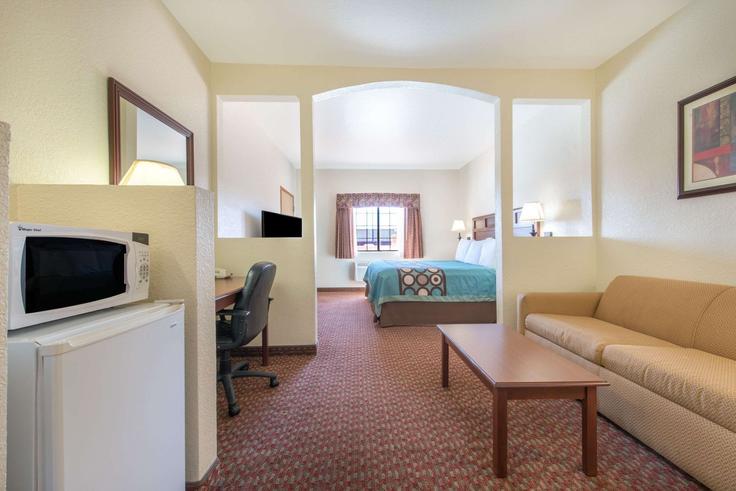 Elegante sala de estar con mobiliario moderno en un apartamento en Building Sayles Boulevard - wyndham - 1677815 en Abilene, Abilene