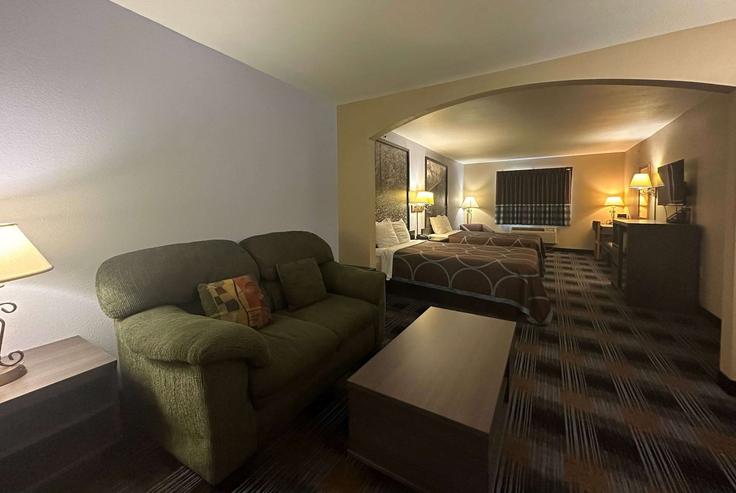 Sala de estar elegantemente projetada com móveis modernos em um apartamento no Building Freedom Drive - wyndham - 1693559 em Columbia, Columbia Sala de estar elegantemente projetada com móveis modernos em um apartamento no Building Freedom Drive - wyndham - 1693559 em Columbia, Columbia