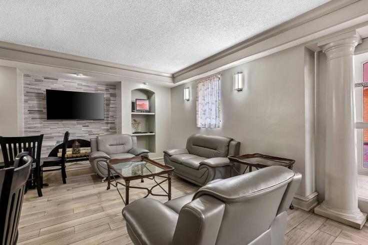 Elegante sala de estar con mobiliario moderno en un apartamento en Building 11th Court West - wyndham - 1654514 en Birmingham, Birmingham Elegante sala de estar con mobiliario moderno en un apartamento en Building 11th Court West - wyndham - 1654514 en Birmingham, Birmingham